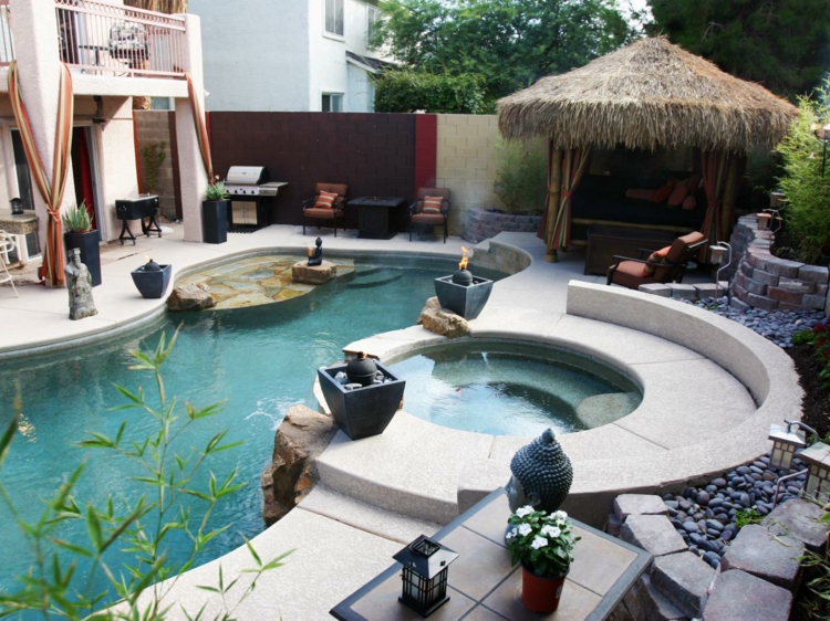 piscine de jardin bain à remous pavillon-toiture-paille